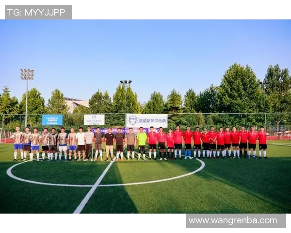 足球球星握笔瞬间展现绿茵场外独特风采与别样魅力