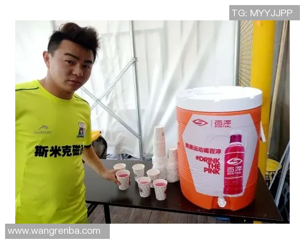 足球球星高强度训练场景中科学补水方式的重要性与实用策略